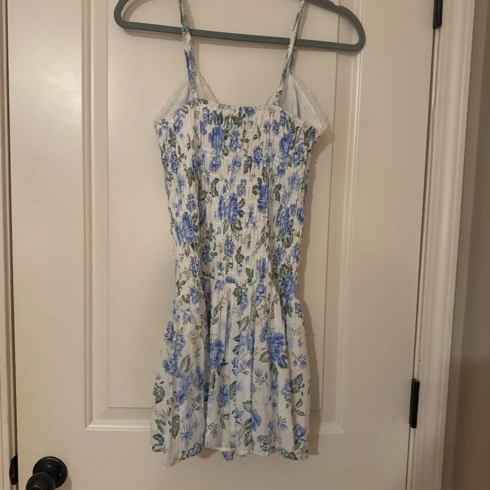 Elegant Blue Floral Mini Dress - Picture 3 of 3